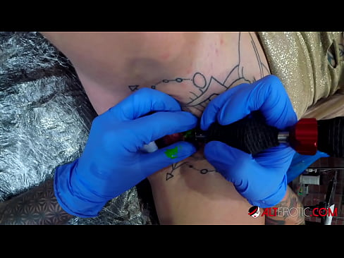 ❤️ Ekstremt tatoveret hottie Sully Savage fik en tatovering på sin klitoris ❤❌ Kvalitets sex at da.domhudognika.ru ❌️